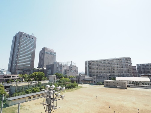 バルコニー前は学校。日当たり良好