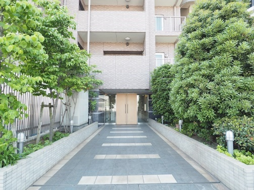 緑あふれる建物入口部分
