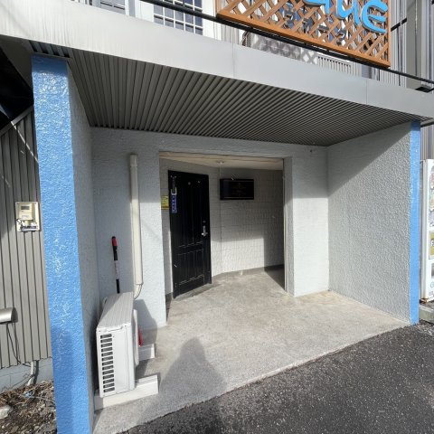 山地中央町テナントのエントランス