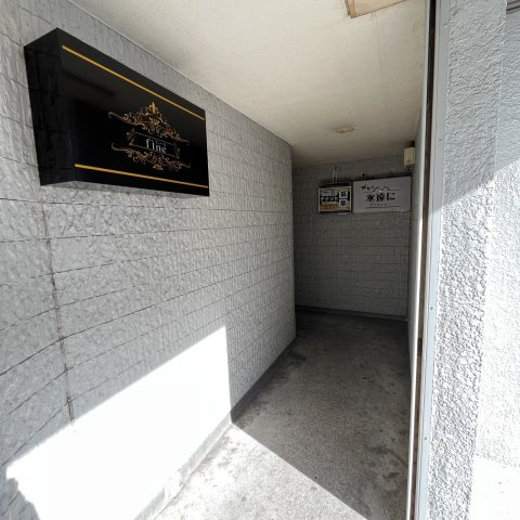 山地中央町テナントのエントランス