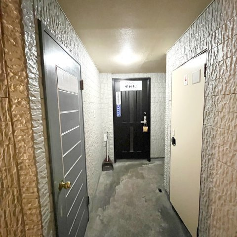 山地中央町テナントの玄関