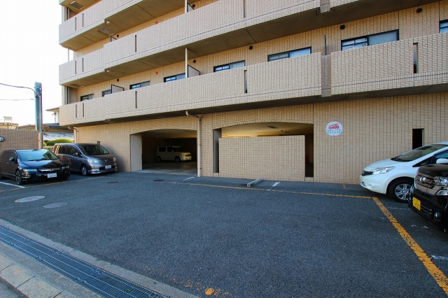 メゾンパルフェートの駐車場