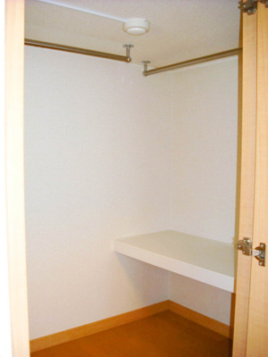 【収納】 | タケシン | 照明付きのウォークインクローゼットです。