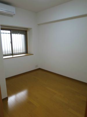 【洋室】 | リファレンス箱崎 | 明るい洋室です（別部屋2LDK写真）