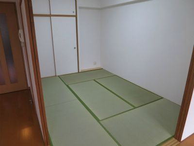 【和室】 | リファレンス箱崎 | 和室ならではの温かな和の空間で寛ぎの時間を過ごせます（別部屋2LDK写真）
