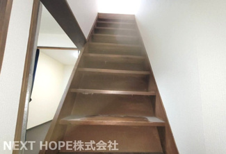 【内装】 | 【収益】尼崎市瓦宮２丁目中古テラスハウス | ２階への階段です♪
