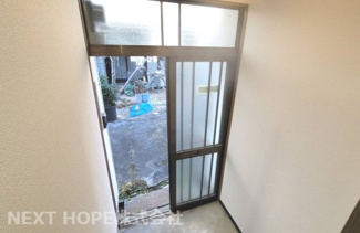 【玄関】 | 【収益】尼崎市瓦宮２丁目中古テラスハウス | 明るい玄関です♪