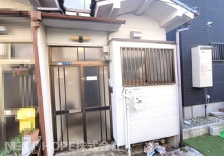 【玄関】 | 【収益】尼崎市瓦宮２丁目中古テラスハウス | 玄関扉は引き違い戸になっております♪