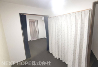 【居間・リビング】 | 【収益】尼崎市瓦宮２丁目中古テラスハウス | 1階洋室です♪階段下には収納スペースもあり、室内を有効に使用していただけます！！