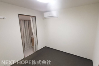 【居間・リビング】 | 【収益】尼崎市瓦宮２丁目中古テラスハウス | １階洋室です♪室内は令和４年１１月リフォーム済み！いつでもご覧いただけます(^^)