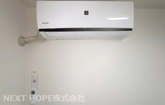 【居間・リビング】 | 【収益】尼崎市瓦宮２丁目中古テラスハウス | １階・２階には新品のエアコン付きです♪