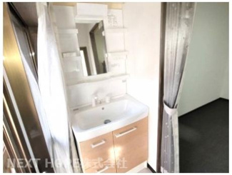 【独立洗面台】 | 【収益】尼崎市瓦宮２丁目中古テラスハウス | 新品の洗面化粧台です♪シャワー水栓で使い勝手も良いです！鏡の両サイドには小物が収納できます！！