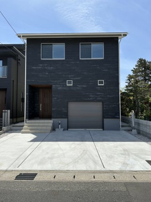 【外観】 | ビルトインガレージとKURAのある家 | 駐車場（屋外3台と屋内1台停めることができます）