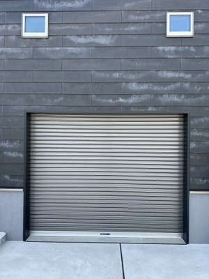 【駐車場】 | ビルトインガレージとKURAのある家 | リモコン電動シャッター付