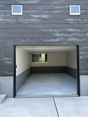 【駐車場】 | ビルトインガレージとKURAのある家 | シャッターオープン。