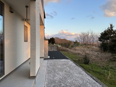 【外観】 | ビルトインガレージとKURAのある家 | 南の庭から東を見たところ