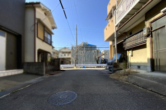 【前面道路含む現地写真】 | すぐ近くには桜並木があり外出・帰り道は癒されます(*´▽｀*)一度、実際にご覧になってみませんか？暮らしやすい周辺環境も含め、スタッフがご案内いたします。