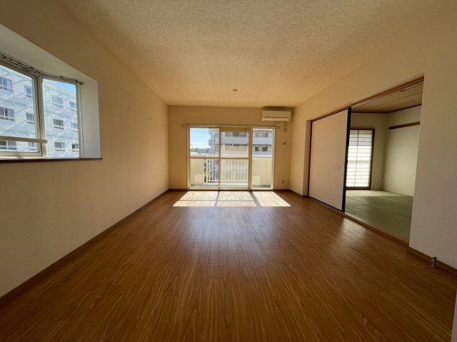 成田市玉造７丁目の賃貸マンションの居間・リビング