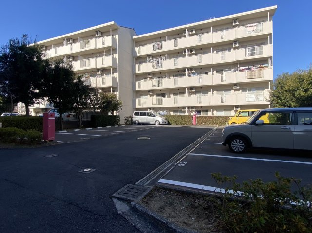 成田市玉造７丁目の賃貸マンションの駐車場