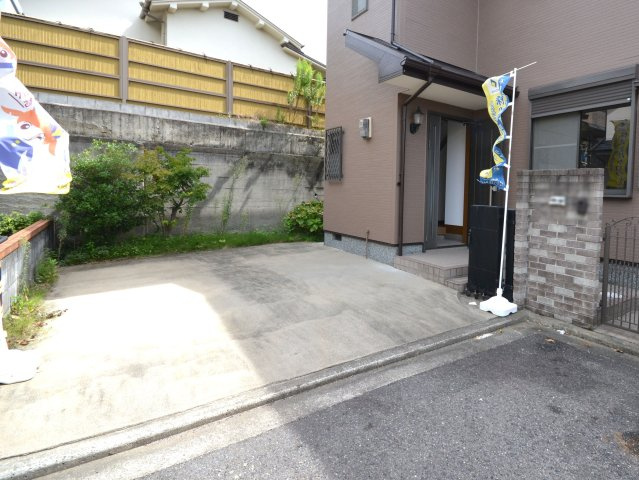 岸和田市上松町　戸建の駐車場|並列駐車2台OK