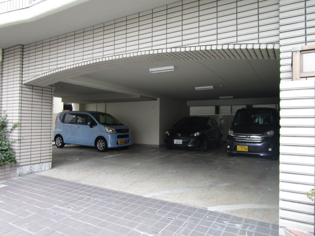 ロイヤルハイツ新北野Ⅱの駐車場