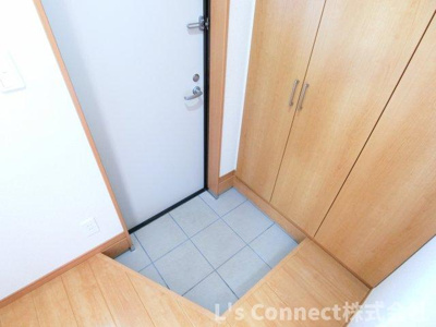 【玄関】 | サニーガーデン花みずき | 背の高い下駄箱で靴も収納できます。