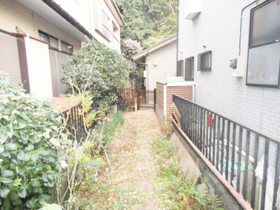 【その他共用部分】 | 神木本町貸家 | 入口までの道です。