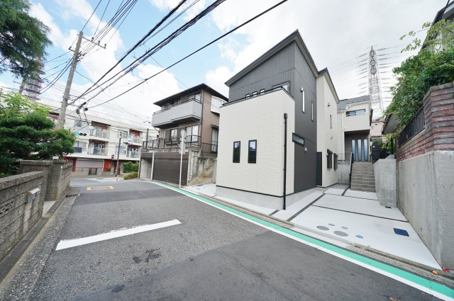 【横浜市保土ケ谷区藤塚町174-5新築戸建てＡ号棟】★仲介手数料無料★（初音ヶ丘小学校・橘中学校）の前面道路含む現地写真