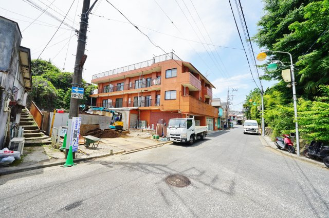 【保土ケ谷区上菅田町204-97新築戸建て】（上菅田笹の丘小学校・上菅田中学校）の前面道路含む現地写真|相鉄本線「西谷」駅ご利用可能な立地です。