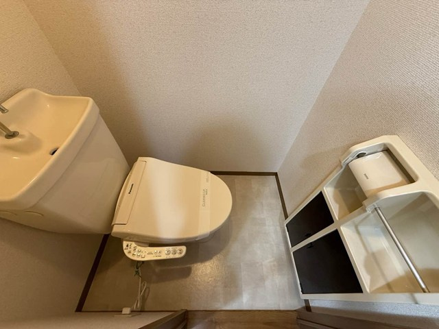 【トイレ】 | オーソネタウンハウス七番館 | トイレは温水洗浄便座付き♪人気のバストイレ別です♪トイレが独立していると使いやすいですよね☆小物を置ける棚も付いています☆