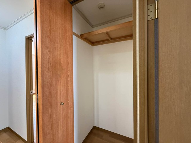 【収納】 | オーソネタウンハウス七番館 | 廊下にある収納スペースです☆かさ張るお掃除用品などもすっきり収納できて便利！