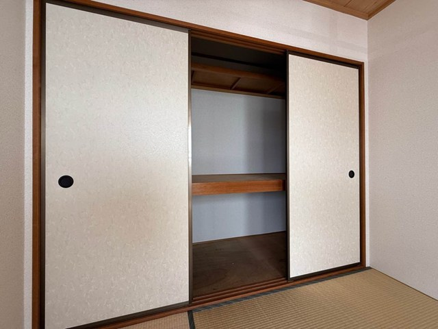【収納】 | オーソネタウンハウス七番館 | 和室6帖のお部屋にある押入れです！押入れは寝具など、かさ張りやすいものの収納にぴったり☆お部屋すっきり片付きます♪