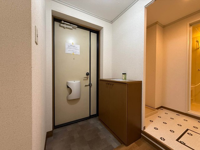 【玄関】 | オーソネタウンハウス七番館 | シューズボックス付きで玄関すっきり片付きます！上に写真やかわいい小物を置けるので、玄関を華やかに飾れますね♪