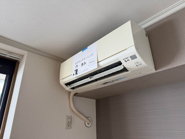 【設備】 | オーソネタウンハウス七番館 | 暑い夏や寒い冬に大活躍！ダイニングキッチン9帖のお部屋にあるエアコンです☆冷暖房完備で1年中快適に過ごせます♪