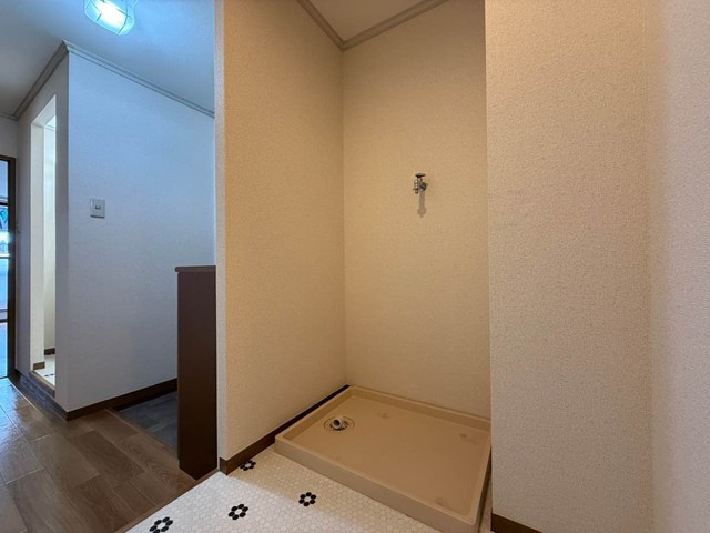 【設備】 | オーソネタウンハウス七番館 | バスルーム横にある室内洗濯機置き場です♪防水パンが付いているので万が一の漏水にも安心です！