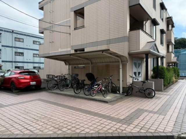 【その他共用部分】 | オーソネタウンハウス七番館 | 屋根付きの駐輪場で雨が降っても大切な自転車が濡れなくてすみますね♪駅まで自転車もおすすめです！