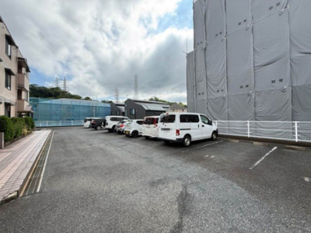 【駐車場】 | オーソネタウンハウス七番館 | いつでも目の届く敷地内に駐車場があります♪お車をお持ちのファミリーさんにオススメです☆