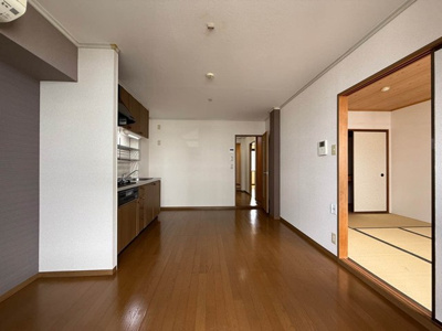 【居間・リビング】 | オーソネタウンハウス七番館 | 南東向きダイニングキッチン9帖☆窓側からの眺めです♪椅子とテーブルを囲んで家族団欒の時間を過ごせます！