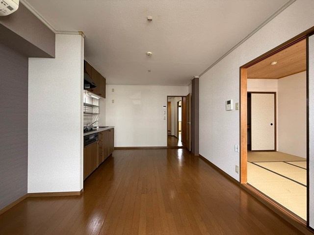 【居間・リビング】 | オーソネタウンハウス七番館 | 南東向きダイニングキッチン9帖☆窓側からの眺めです♪椅子とテーブルを囲んで家族団欒の時間を過ごせます！