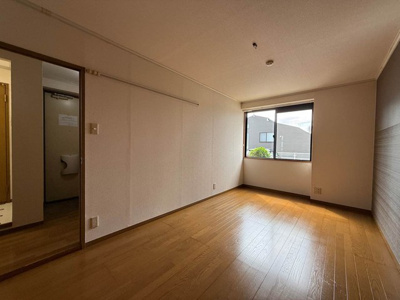 【洋室】 | オーソネタウンハウス七番館 | 洋室7帖☆玄関から入って正面にあるお部屋です♪子供部屋や書斎など多用途に使えそうなお部屋です♪