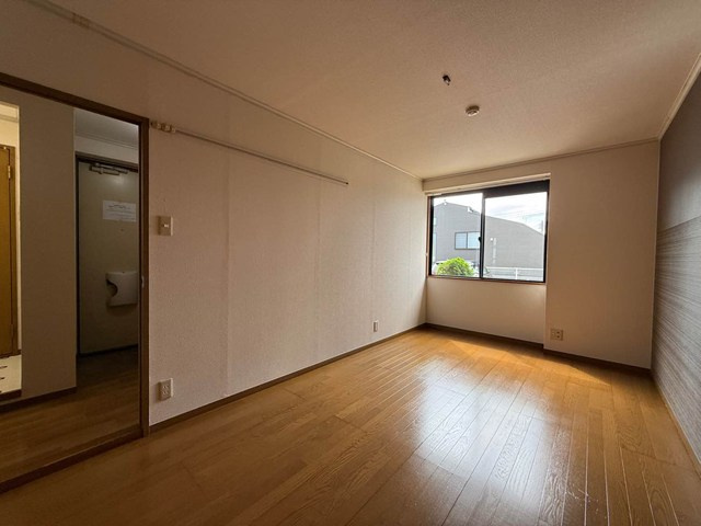 【洋室】 | オーソネタウンハウス七番館 | 洋室7帖☆玄関から入って正面にあるお部屋です♪子供部屋や書斎など多用途に使えそうなお部屋です♪