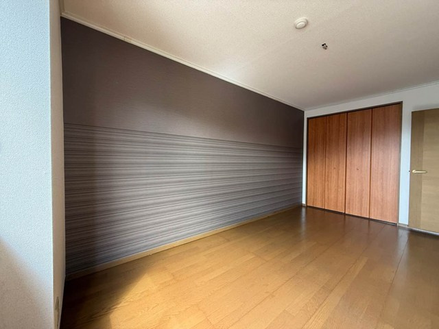 【寝室】 | オーソネタウンハウス七番館 | 洋室7帖☆収納スペース完備でお部屋がすっきり片付きます！アクセントクロスが魅力的なお部屋です♪
