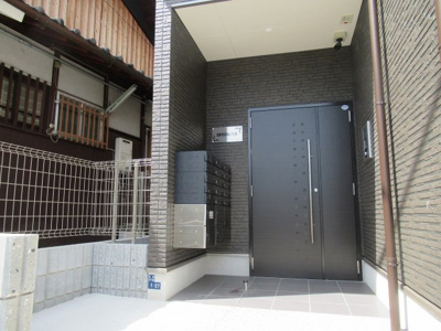 【エントランス】 | CRYSTAL花園（クリスタルハナゾノ）（河内花園賃貸） | 毎日通るエントランスはこのようになっています