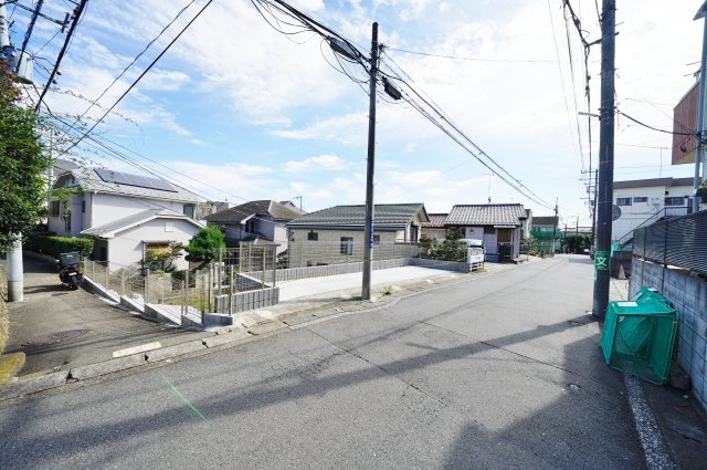 【保土ケ谷区桜ケ丘１丁目10-11新築戸建て】（桜台小学校・岩崎中学校）の前面道路含む現地写真|住環境に配慮された第一種低層住居専用地域。