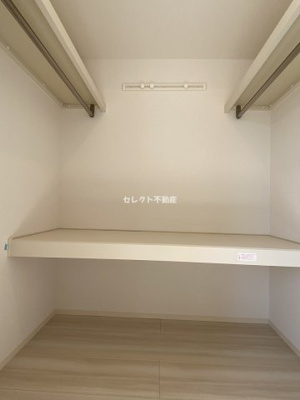 【収納】 | コンフォール松江 | 【コンフォール松江】ウォークインクローゼットで床がフラットなのでキャスター付きボックスが利用できて衣替えも簡単です。