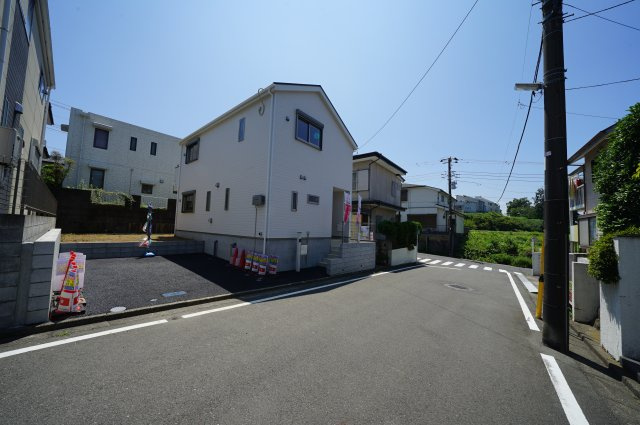 【横浜市保土ケ谷区法泉２丁目14-10新築戸建て】★仲介手数料無料★（初音ヶ丘小学校・橘中学校）の前面道路含む現地写真