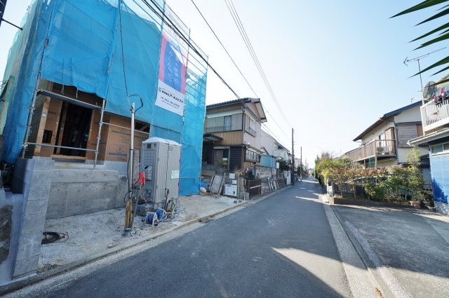 【横浜市保土ケ谷区境木本町11-17新築戸建て】（境木小学校・境木中学校）の前面道路含む現地写真