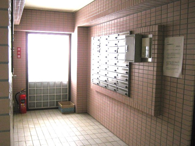 【エントランス】 | 第13新英マンション | 郵便受けはダイヤルロックがついています