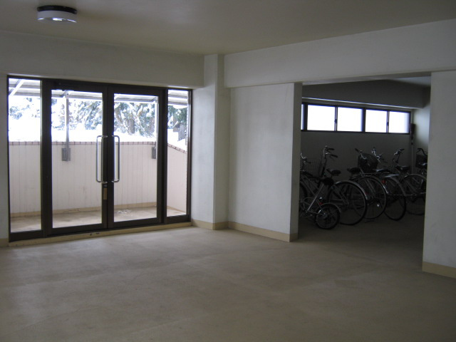 【エントランス】 | 第13新英マンション | 広いエントランスです