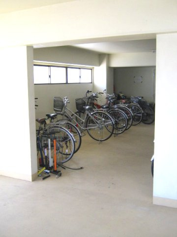 【エントランス】 | 第13新英マンション | オートロックあり　広いエントランスです